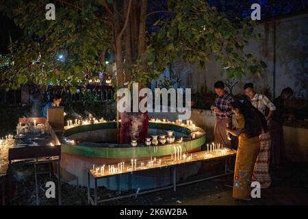 Bandarban, Chattogramm, Bangladesch. 10. Oktober 2022. Buddhisten zünden während des ''Probarona Purnima''' in Bandarban tausend Kerzen und Öllampen als religiöses Fest an. Probarona Purnima ist das zweitgrößte Fest der buddhistischen Gemeinschaft während des Vollmondes des Armelmonats. Am Abend fliegen sie beleuchtete Luftballons aus dünnem Papier, das auch Fanush genannt wird. (Bild: © Zakir Hossain/Pacific Press via ZUMA Press Wire) Stockfoto