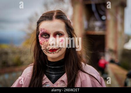 PRODUKTION - 15. Oktober 2022, Hessen, Mühltal: Ein Performer verbreitet Angst und Schrecken als "Horrorpuppe" unter den Besuchern. Die Halloween-Veranstaltung findet seit 1977 auf Schloss Frankenstein statt, dieses Jahr zum 43.. Mal (21,10 - 06.11.2022). Bei einer Generalprobe hat der Organisator die gruselige Veranstaltung mit einem besonderen Publikum durchgemacht. Foto: Andreas Arnold/dpa Quelle: dpa picture Alliance/Alamy Live News Stockfoto