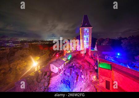 PRODUKTION - 15. Oktober 2022, Hessen, Mühltal: Schloss Frankenstein wird anlässlich des Halloween-Spektakels bunt beleuchtet. Die Halloween-Veranstaltung findet seit 1977 auf Schloss Frankenstein statt, dieses Jahr zum 43.. Mal (21,10 - 06.11.2022). Bei einer Generalprobe hat der Organisator die gruselige Veranstaltung mit einem besonderen Publikum durchgemacht. Foto: Andreas Arnold/dpa Quelle: dpa picture Alliance/Alamy Live News Stockfoto