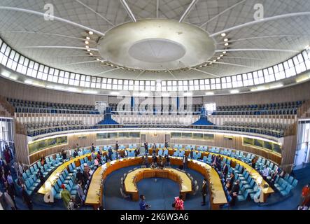 Addis Abeba. 14. Oktober 2022. Das Foto vom 14. Oktober 2022 zeigt eine Innenansicht der Africa Hall in Addis Abeba, Äthiopien. Die Wirtschaftskommission der Vereinten Nationen für Afrika (UNECA) hat offiziell das Renovierungsprojekt der Africa Hall gestartet, um das Gebäude zu modernisieren und sicherzustellen, dass es internationalen Standards entspricht. ZUM PROJEKT „UNECA startet Renovierung der Africa Hall“ Quelle: Michael Tewelde/Xinhua/Alamy Live News Stockfoto