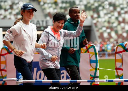 Tokio, Japan. 16. Oktober 2022. (L bis R) Molly Seidel (USA), Bronzemedaillengewinnerin Tokio 2020, die Gouverneurin von Tokio Yuriko Koike und Bashir Abdi (Belgien), Bronzemedaillengewinnerin bei den Männern in Tokio 2020, nehmen am Tokyo Legacy Half Marathon 2022 im Japan National Stadium Teil. Die Sportveranstaltung fand am Sonntag, den 16. Oktober 2022 statt. (Bild: © Rodrigo Reyes Marin/ZUMA Press Wire) Bild: ZUMA Press, Inc./Alamy Live News Stockfoto