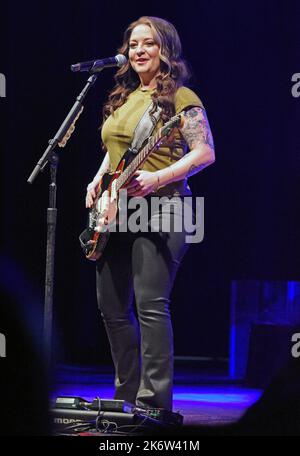 Hiawassee, GA, USA. 15. Oktober 2022. Ashley McBryde auf der Bühne für Ashley McBryde in Concert beim Georgia Mountain Fall Festival, Georgia Mountain Fairgrounds, Hiawassee, GA, 15. Oktober 2022. Quelle: Derek Storm/Everett Collection/Alamy Live News Stockfoto