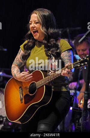 Hiawassee, GA, USA. 15. Oktober 2022. Ashley McBryde auf der Bühne für Ashley McBryde in Concert beim Georgia Mountain Fall Festival, Georgia Mountain Fairgrounds, Hiawassee, GA, 15. Oktober 2022. Quelle: Derek Storm/Everett Collection/Alamy Live News Stockfoto