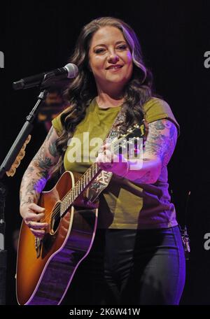 Hiawassee, GA, USA. 15. Oktober 2022. Ashley McBryde auf der Bühne für Ashley McBryde in Concert beim Georgia Mountain Fall Festival, Georgia Mountain Fairgrounds, Hiawassee, GA, 15. Oktober 2022. Quelle: Derek Storm/Everett Collection/Alamy Live News Stockfoto