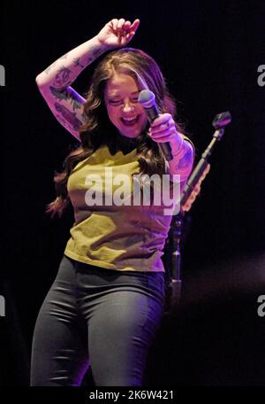 Hiawassee, GA, USA. 15. Oktober 2022. Ashley McBryde auf der Bühne für Ashley McBryde in Concert beim Georgia Mountain Fall Festival, Georgia Mountain Fairgrounds, Hiawassee, GA, 15. Oktober 2022. Quelle: Derek Storm/Everett Collection/Alamy Live News Stockfoto