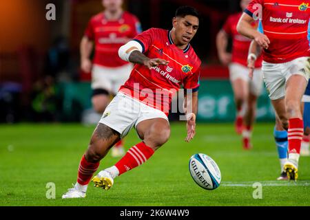 Limerick, Irland. 16. Oktober 2022. Malakai Fekitoa von Munster während des Spiels der United Rugby Championship Round 5 zwischen Munster Rugby und Vodacom Bulls am 15. Oktober 2022 im Thomond Park in Limerick, Irland (Foto von Andrew SURMA/ Credit: SIPA USA/Alamy Live News Stockfoto