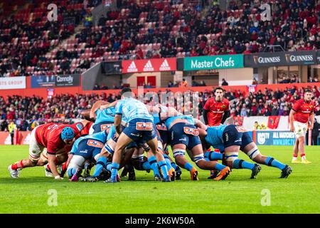 Limerick, Irland. 16. Oktober 2022. Ein Gedränge während des Spiels der United Rugby Championship Round 5 zwischen Munster Rugby und Vodacom Bulls am 15. Oktober 2022 im Thomond Park in Limerick, Irland (Foto von Andrew SURMA/ Quelle: SIPA USA/Alamy Live News Stockfoto