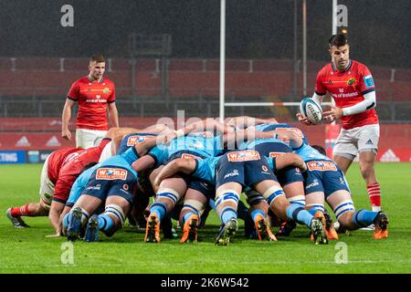 Limerick, Irland. 16. Oktober 2022. Ein Gedränge während des Spiels der United Rugby Championship Round 5 zwischen Munster Rugby und Vodacom Bulls am 15. Oktober 2022 im Thomond Park in Limerick, Irland (Foto von Andrew SURMA/ Quelle: SIPA USA/Alamy Live News Stockfoto