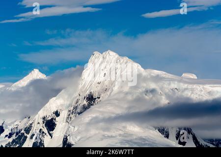 Schneebedeckter Berggipfel. antarktische Halbinsel. Antarktis Stockfoto