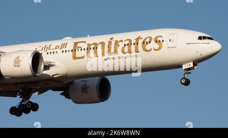 Boeing 777 von Emirates Airlines auf der Strecke zum Flughafen Perth, Westaustralien Stockfoto