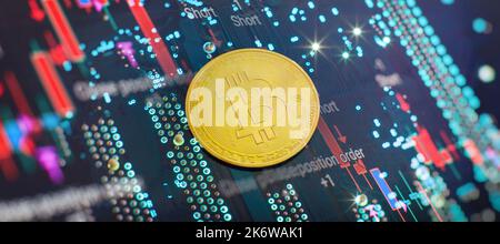 Bitcoin Kryptowährung neue Version auf Computer elektronische Leiterplatte Hintergrund . Virtuelle Kryptowährung Geld Bitcoin golden Stockfoto