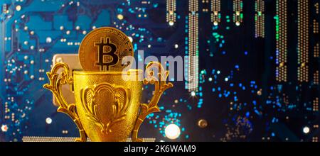 Bitcoins - die neue moderne Währung für Bitcoin-Zahlungen, Golden Bitcoin Kryptowährung auf Computer-Platine. Stockfoto