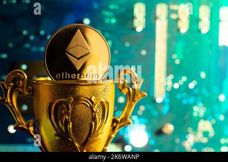 Kryptowährung Münze Ethereum (ETH) vor der Hauptplatine blauer Hintergrund Stockfoto