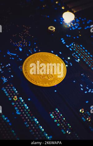 Kryptowährungskonzept , Goldener Bitcoin auf dem Mainboard , die Zukunft des Geldes. Computerausrüstung. Stockfoto