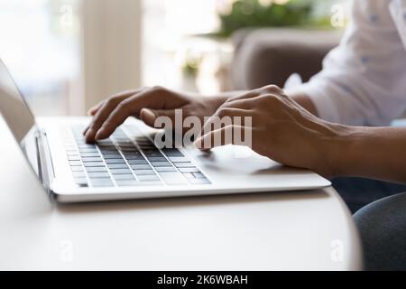 Nahaufnahme unbekannte weibliche Hände auf der Laptop-Tastatur Stockfoto
