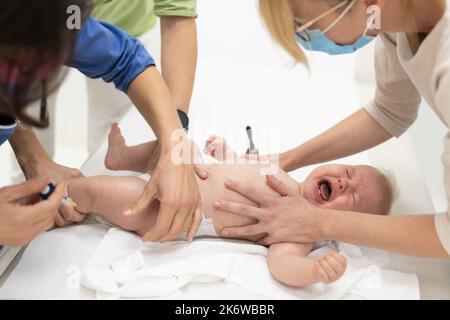 Baby wird vom Kinderarzt in Anwesenheit seiner Mutter geimpft. Vorbeugende Impfung gegen Diphtherie, Keuchhusten, Tetanus, Hepatitis Stockfoto