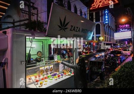 Bangkok, Thailand. 15. Oktober 2022. Allgemeine Ansicht eines Marihuana-Pop-up-Trucks in Bangkoks Sukhumvit Rd, Soi 11, der legales Marihuana verkauft. Das Königreich Thailand ist die erste Nation in Asien, die Marihuana für den medizinischen und persönlichen Gebrauch entkriminalisiert hat. Am 9. Juni 2022 wurde Marihuana aus der Kategorie der Betäubungsmittel entfernt, wodurch es legal ist, das Kraut zu verkaufen und zu kaufen. Kredit: SOPA Images Limited/Alamy Live Nachrichten Stockfoto