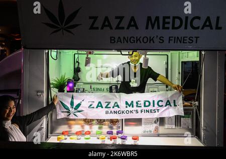 Bangkok, Thailand. 15. Oktober 2022. Allgemeine Ansicht eines Marihuana-Pop-up-Trucks in Bangkoks Sukhumvit Rd, Soi 11, der legales Marihuana verkauft. Das Königreich Thailand ist die erste Nation in Asien, die Marihuana für den medizinischen und persönlichen Gebrauch entkriminalisiert hat. Am 9. Juni 2022 wurde Marihuana aus der Kategorie der Betäubungsmittel entfernt, wodurch es legal ist, das Kraut zu verkaufen und zu kaufen. Kredit: SOPA Images Limited/Alamy Live Nachrichten Stockfoto