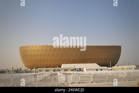 Ein Blick auf das Lusail Stadium, das Katars größtes Stadion und Austragungsort von Spielen während jeder Etappe der diesjährigen Weltmeisterschaft ist. Stockfoto