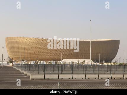 Ein Blick auf das Lusail Stadium, das Katars größtes Stadion und Austragungsort von Spielen während jeder Etappe der diesjährigen Weltmeisterschaft ist. Stockfoto