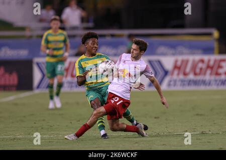 St. Petersburg, FL: Der New York Red Bulls II-Mittelfeldspieler Paul Slajlaj (51) geht gegen den Mittelfeldspieler Dayonn von Tampa Bay Rowdies an und stößt den Ball weg Stockfoto