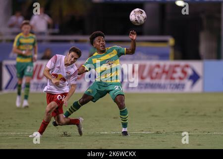 St. Petersburg, FL: Der New York Red Bulls II-Mittelfeldspieler Paul Slajlaj (51) tackt und fliegt während des Tages den Mittelfeldspieler Dayonn Harris (21) von Tampa Bay Rowdies Stockfoto