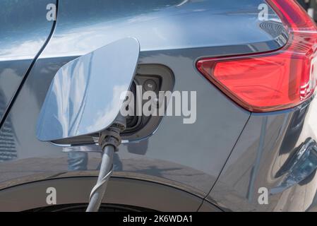 Ein Elektrofahrzeug (EV) wird auf einem Parkplatz in Sydney, Australien, in Chatswood, New South Wales, aufgeladen. Kfz-Ladefunktion Stockfoto