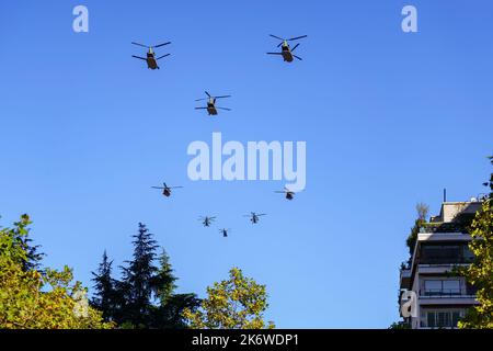 Gruppe von Hubschraubern, die bei einer Militärparade durch die Stadt Madrid, Spanien, tief in der Formation fliegen. Stockfoto