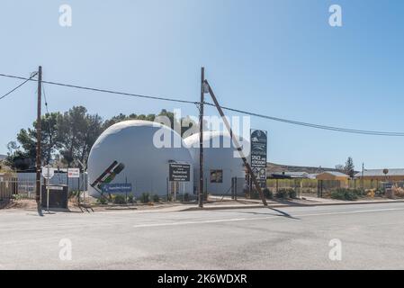 SUTHERLAND, SÜDAFRIKA - SEP 3, 2022: Eine Straßenszene, mit dem Planetarium, in Sutherland im nördlichen Kap Karoo Stockfoto