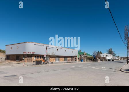 SUTHERLAND, SÜDAFRIKA - SEP 3, 2022: Eine Straßenszene mit Geschäften in Sutherland im nördlichen Kap Karoo Stockfoto