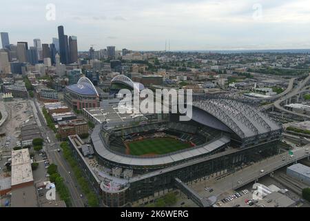 Eine allgemeine Gesamtansicht von T-Mobile Park (Vordergrund) und Lumen Field, Mittwoch, 15. Juni 2022, in Seattle. Der T-Mobile Park, früher Safeco Field, ist die Heimat der Seattle Mariners. Lumen Field, früher bekannt als Seahawks Stadium, Qwest Field und CenturyLink Field, ist die Heimat der Seattle Seahawks, Seattle Sounders und OL Reign. Stockfoto