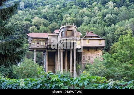 Architektur eines alten verlassenen Hauses Stockfoto