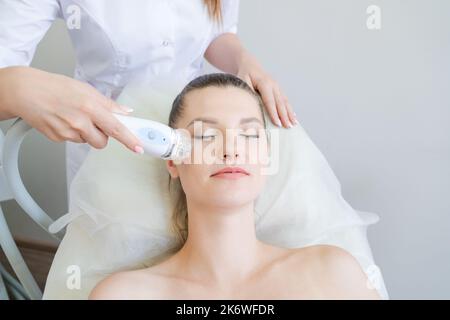 Wunderschöne Frau in Schönheitsklinik erhält nicht-chirurgische Gesichtslift. SMAS Ultraschall-Auftrieb. Facelift. Verjüngungsverfahren. Spa-Behandlung. Hardware-Kosmetologie. Stockfoto