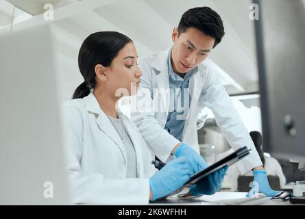 Gemeinsam könnten wir die Welt verändern. Zwei Wissenschaftler arbeiten im Labor zusammen. Stockfoto