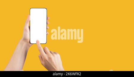 Smartphone-Bildschirm mit Finger auf Display zeigen, berühren leere weiße App-Anzeige auf Hintergrund mit Platz. Hochwertige Fotos Stockfoto