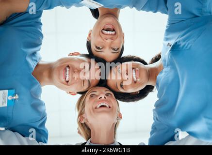 Müde ist unser Motto. Eine Gruppe von Medizinern, die bei der Arbeit eine private Gruppe haben. Stockfoto