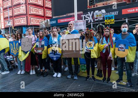 New York, New York, USA. 15. Oktober 2022. Aktivisten schufen auf dem Times Square den "Circle of Defense", der gegen die russische Aggression gegen die Ukraine protestierte. Die Menschen entrollten eine riesige ukrainische Flagge und unterschrieben sie. Unter den Teilnehmern war Roma Horodenskyi, ukrainische Marine, die 36 in Mariupol diente, verletzt wurde, linkes Bein und rechten Arm verlor, Zeit als Kriegsgefangener verbrachte, im Austausch mit Kriegsgefangenen an die Ukraine übergeben wurde und jetzt in den USA in Rehabilitation ist, Er hat bereits eine Beinprothese erhalten und wartet auf einen prothetischen Arm. (Bild: © Fotograf Lev Radin/Pacifi Stockfoto