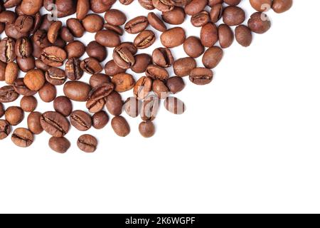 Eine Handvoll Kaffeebohnen in großen Mengen auf Weiß isoliert Stockfoto