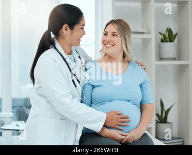 Nun werden mit wöchentlichen Untersuchungen, bis Sie liefern. Ein Arzt während einer Konsultation mit einer Schwangeren in einer Klinik. Stockfoto