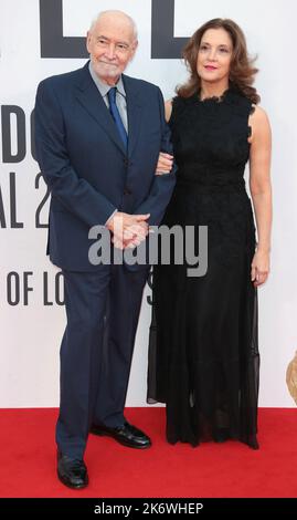 Oct 15, 2022 - London, England, UK - Michael Wilson und Barbara Broccoli beim BFI London Film Festival 66. der Bürgermeister von Londons Gala - Till UK Stockfoto