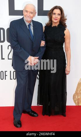 Oct 15, 2022 - London, England, UK - Michael Wilson und Barbara Broccoli beim BFI London Film Festival 66. der Bürgermeister von Londons Gala - Till UK Stockfoto