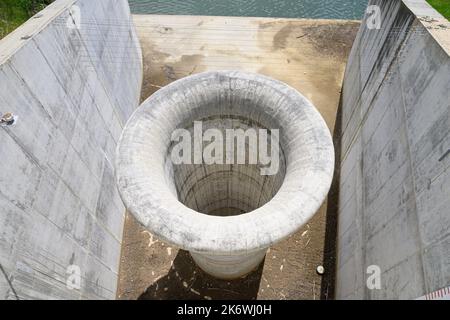 Lago della Spina in Pralormo Entwässerungsleitung für das Wasser des Sees. Stockfoto