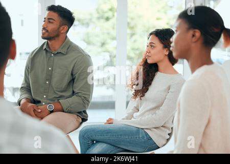 Alles beginnt mit dem Zuhören. Eine vielfältige Gruppe von Menschen, die während der Gruppentherapie zusammen sitzen. Stockfoto