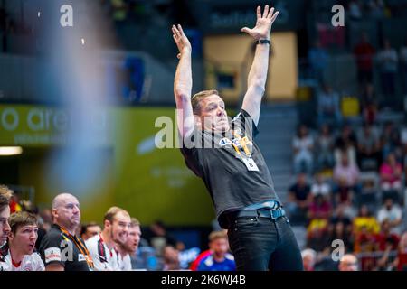 15. Oktober 2022, Spanien, Jaén: Handball: EHF Euro Cup, Spanien - Deutschland, Matchday 2. Der deutsche Trainer Alfred Gislason steht am Rande mit erhobenen Armen und wild gestikulierend. Foto: Sascha Klahn/dpa Kredit: dpa picture Alliance/Alamy Live News Stockfoto