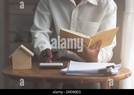 Immobilienmakler erklären Versicherung und Vereinbarung Vertrag dem Kunden vor Unterzeichnung Vertrag. Stockfoto