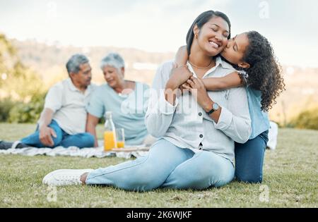 Wir sind Familie. Eine Mutter und Tochter genießen einen Tag bei einem Picknick. Stockfoto