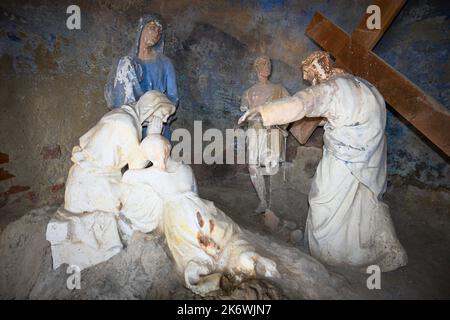 Mai 2022, Mongardino, Italien Holzstatuen, die den Kreuzweg Jesu aus dem Jahr 1700 darstellen Stockfoto