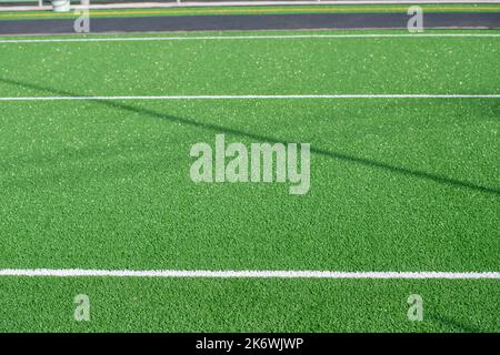 Verlegung von Kunstrasen in einem Sportzentrum Stockfoto