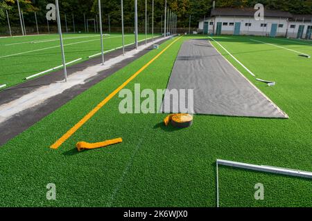 Verlegung von Kunstrasen in einem Sportzentrum Stockfoto