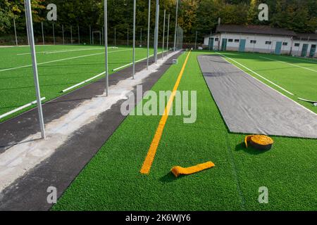 Verlegung von Kunstrasen in einem Sportzentrum Stockfoto